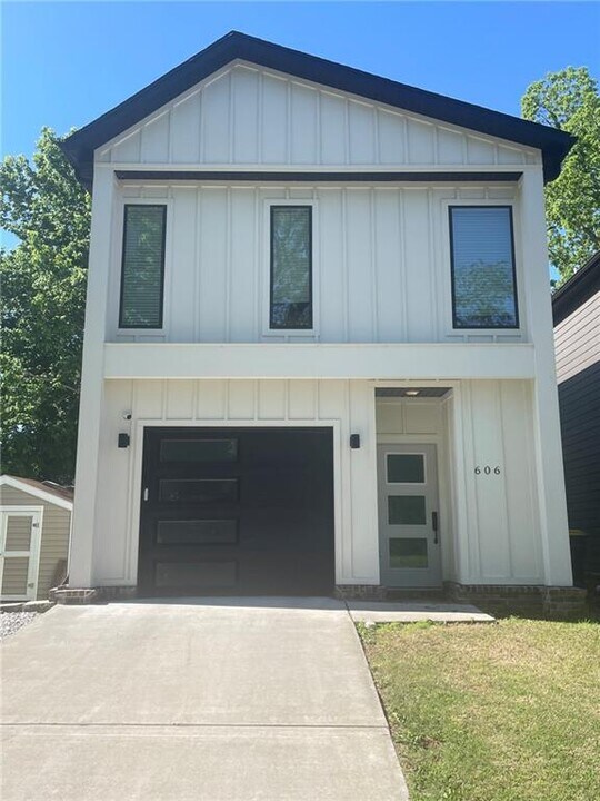 606 W Maple St in Rogers, AR - Building Photo
