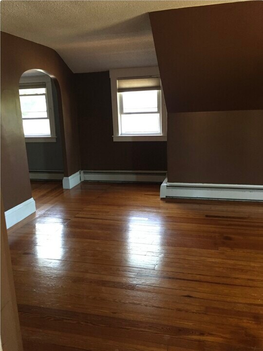 82 Wheeler Ave, Unit 3 in Cranston, RI - Foto de edificio