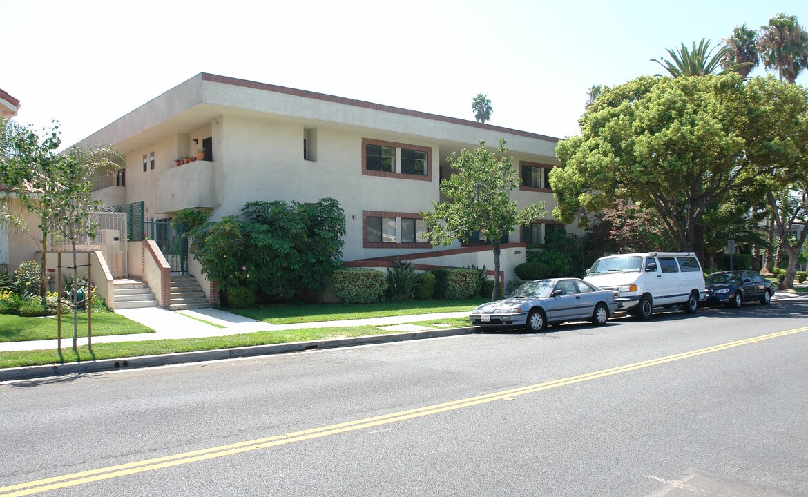 370 W Wilson Ave in Glendale, CA - Building Photo