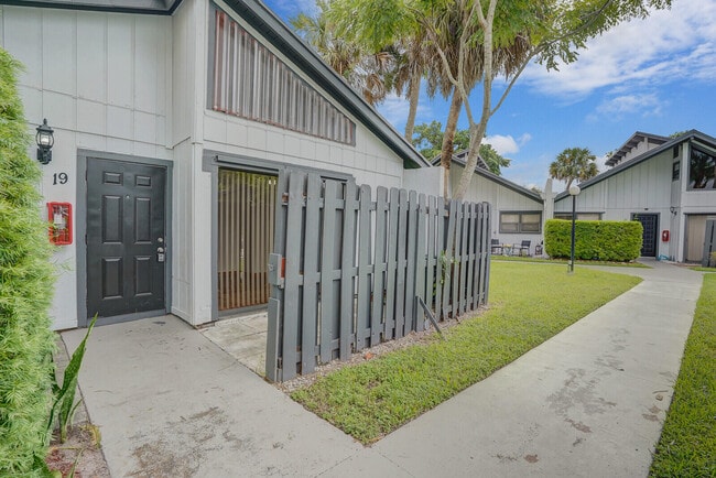 100 Sparrow Dr in Royal Palm Beach, FL - Building Photo - Building Photo