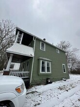 16301 Huntmere Ave in Cleveland, OH - Foto de edificio - Building Photo