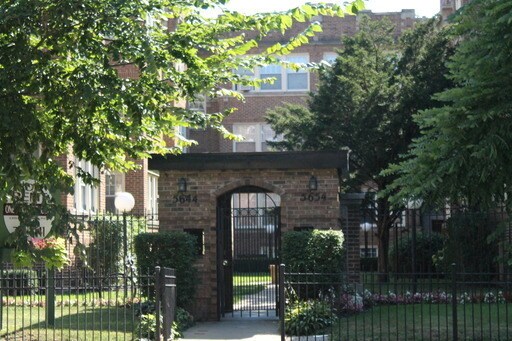 5654 N Ridge Ave in Chicago, IL - Building Photo