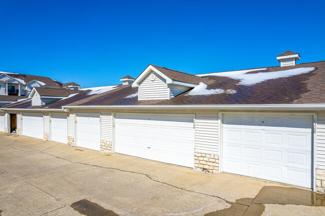 Bella Centro Condominiums in West Des Moines, IA - Building Photo - Building Photo