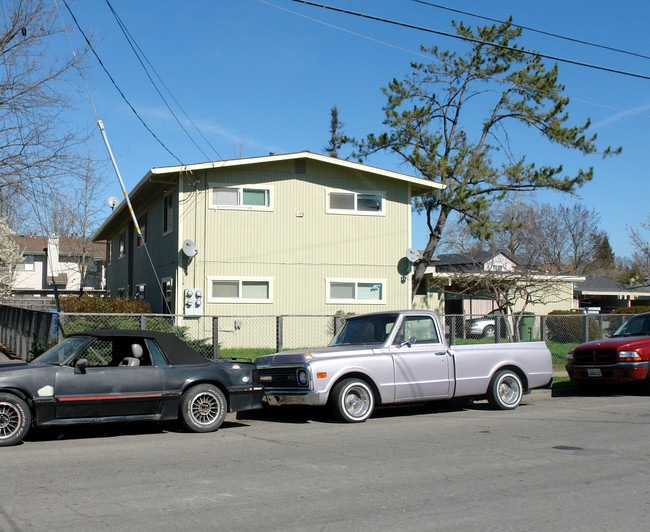 923 Delport Ave in Santa Rosa, CA - Foto de edificio - Building Photo