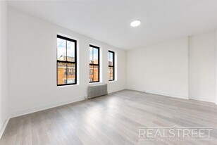 Renoavted 3 bed near YU campus in Washingt in New York, NY - Building Photo