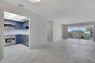 315 Venetian Dr, Unit 8 in Delray Beach, FL - Building Photo - Building Photo