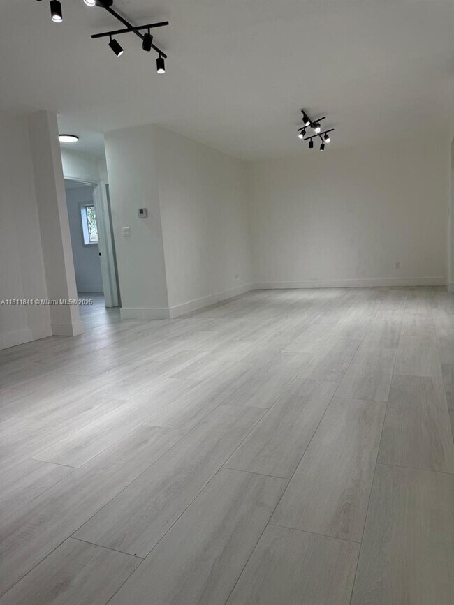 651 N 73rd Ave in Hollywood, FL - Building Photo - Building Photo