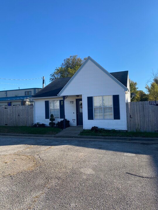 1102 W Easy St in Rogers, AR - Building Photo