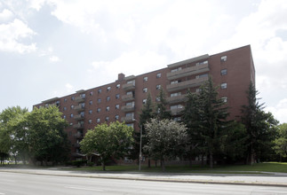 Westown Apartments in Mississauga, ON - Building Photo - Building Photo