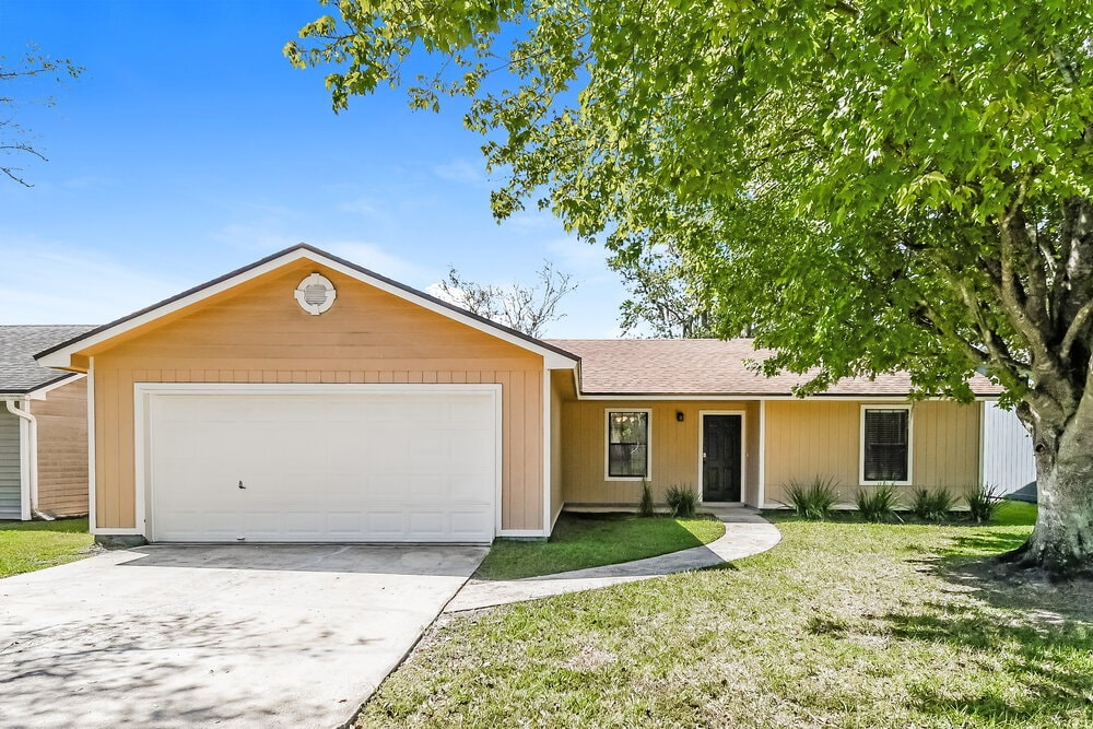 1545 Kingfisher Blvd in Orange Park, FL - Foto de edificio