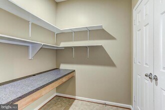 5106 Travis Edward Way in Centreville, VA - Building Photo - Building Photo