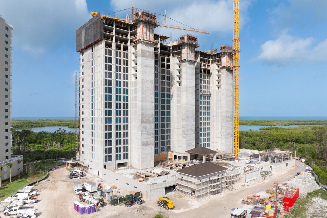 Kalea Bay Tower 5 in Naples, FL - Foto de edificio