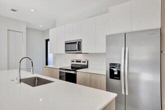 4208 NE 7th Terrace in Oakland Park, FL - Building Photo - Building Photo