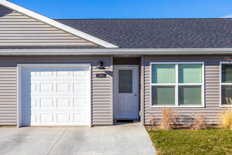 Valley Bluff Townhomes in Clinton, IA - Building Photo - Building Photo