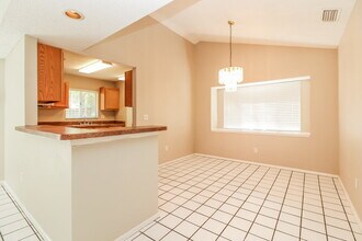 2024 Shadow Pine Dr in Brandon, FL - Foto de edificio - Building Photo