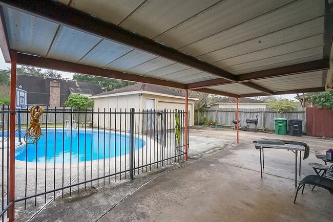 9219 Sharpcrest St in Houston, TX - Foto de edificio - Building Photo