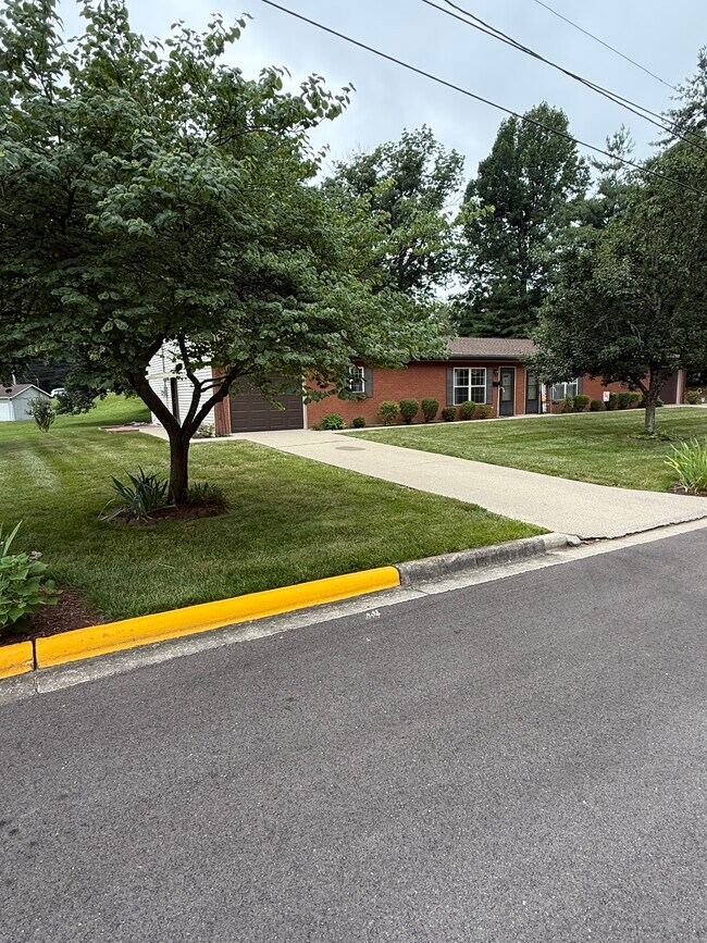 1055 W 10th St, Unit 1055 in Jasper, IN - Building Photo - Building Photo