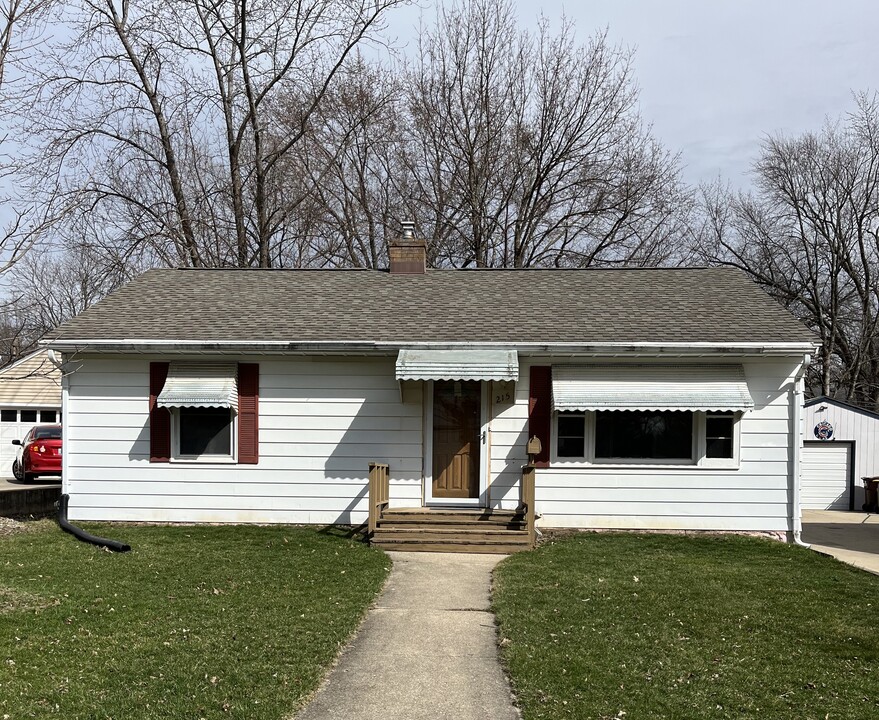 215 Vale Ave N in Rockford, IL - Foto de edificio