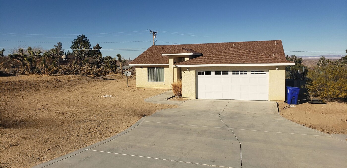 61098 Sandalwood Trail in Joshua Tree, CA - Building Photo