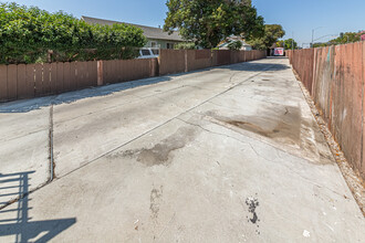 11688 S Central Ave, Unit 2 in Los Angeles, CA - Foto de edificio - Building Photo