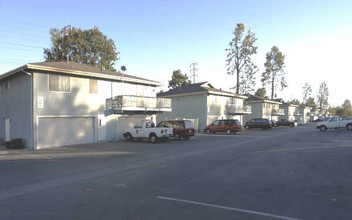 Breezewood Apartments in Riverside, CA - Foto de edificio - Building Photo