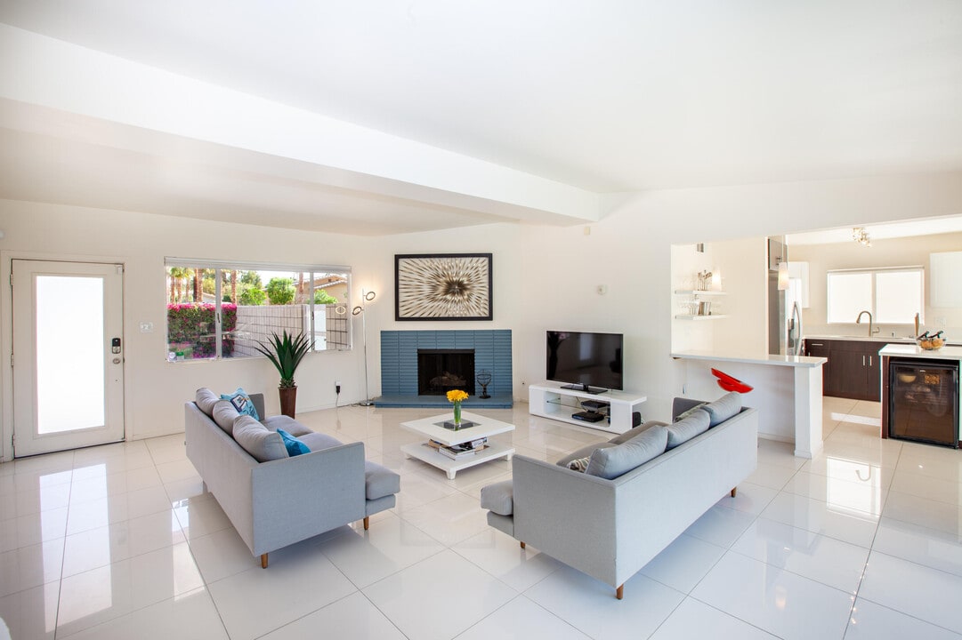 2007 E Andreas Rd in Palm Springs, CA - Building Photo