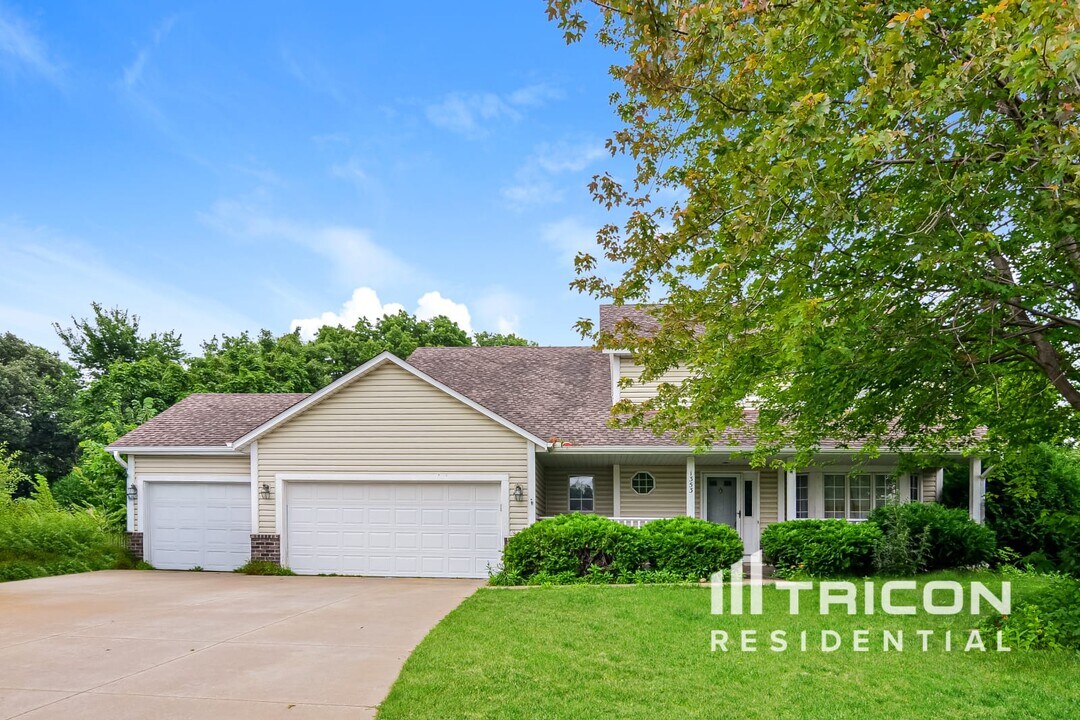 13537 Dellwood Ct in Rosemount, MN - Building Photo