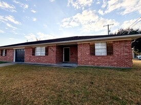 237 Nederland Ave in Nederland, TX - Building Photo