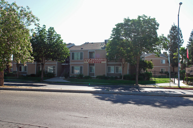 Villa Martinez Apartments in Fresno, CA - Foto de edificio - Building Photo