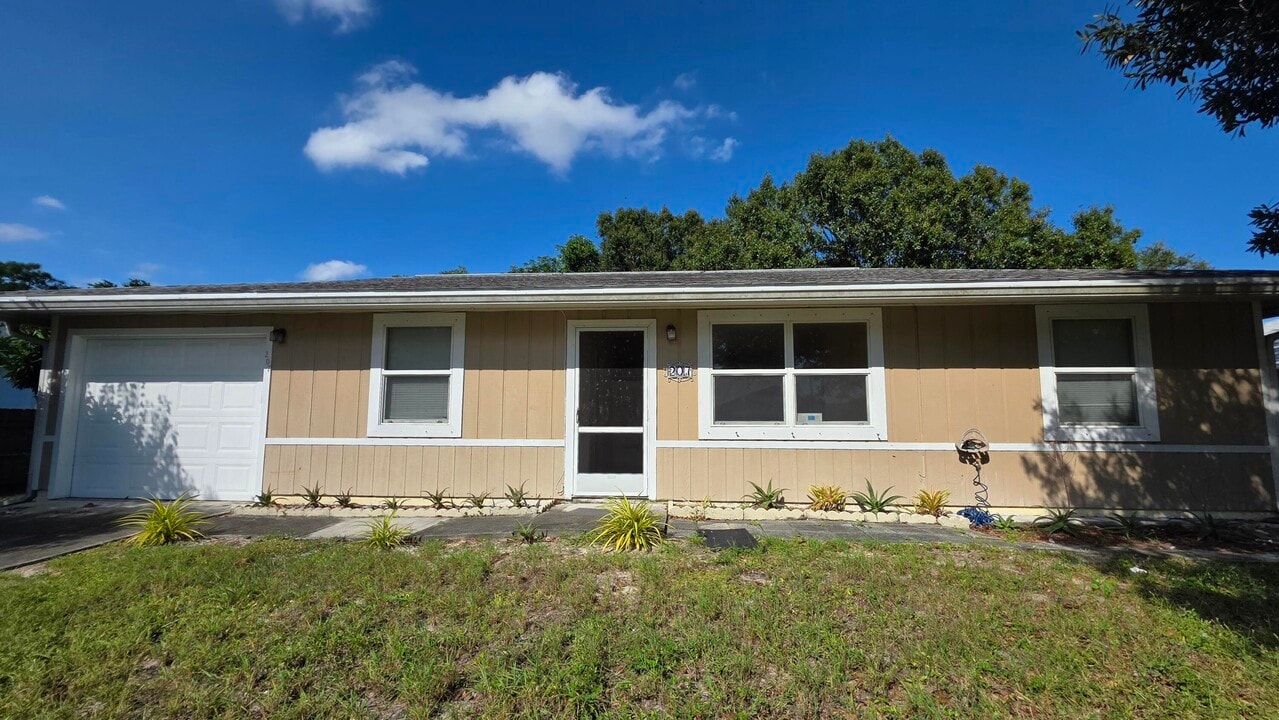 207 SW Statler Ave in Port St. Lucie, FL - Building Photo