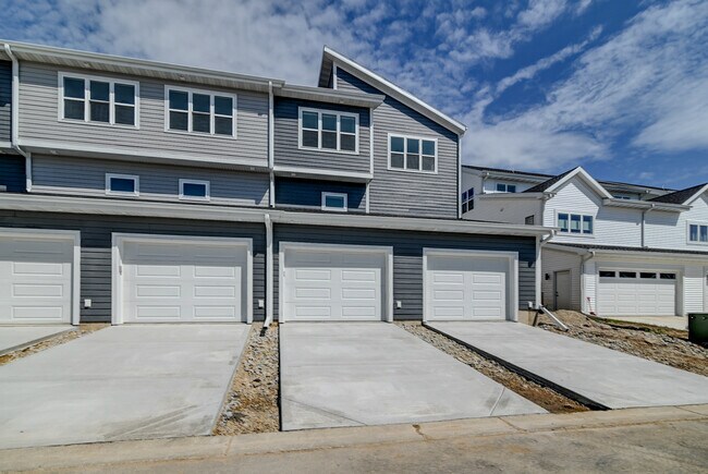 4879 Lacy Rd in Fitchburg, WI - Foto de edificio - Building Photo