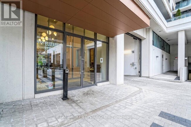 111 Elizabeth St in Toronto, ON - Building Photo - Building Photo