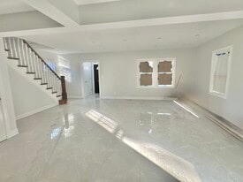 32 Berkshire Rd in Great Neck, NY - Building Photo