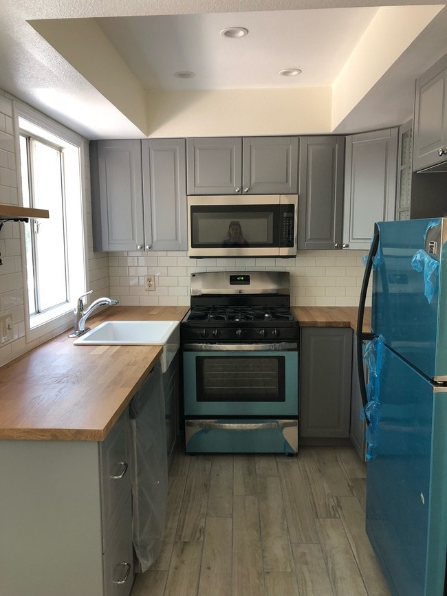 7320 Balboa Blvd in Los Angeles, CA - Foto de edificio - Building Photo