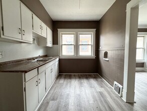 11913 Cromwell Ave, Unit Upstairs in Cleveland, OH - Foto de edificio - Building Photo