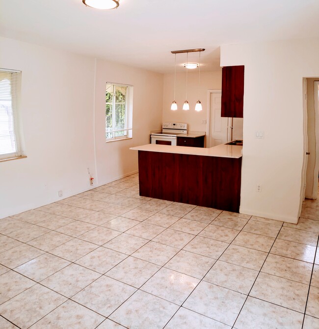 800 NE 7th St in Hallandale Beach, FL - Foto de edificio - Building Photo