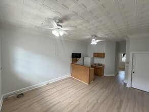 12 Gay St, Unit 1st Floor in Phoenixville, PA - Foto de edificio - Building Photo
