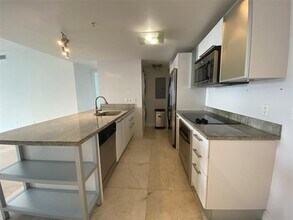 185 SW 7th St, Unit 1709 in Miami, FL - Building Photo - Building Photo