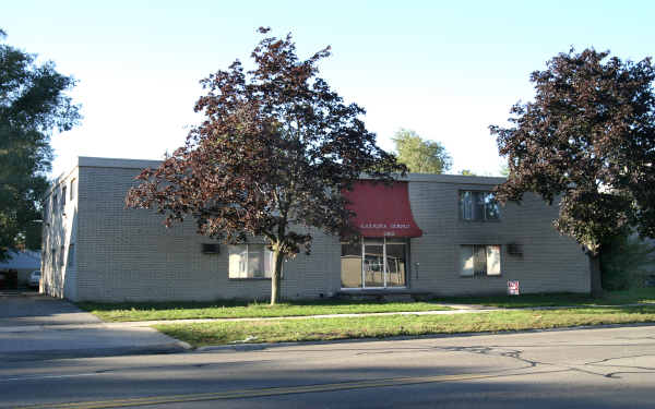 Catalpa Court in Ferndale, MI - Building Photo