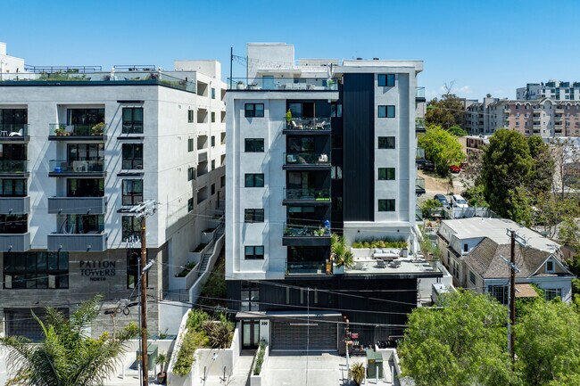 Patton Towers in Los Angeles, CA - Foto de edificio - Building Photo