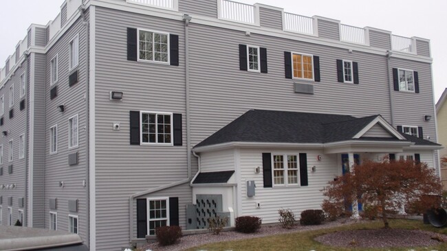 20 W Rosseter St in Brockton, MA - Building Photo - Building Photo