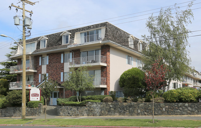 Wedgewood Terrace in Victoria, BC - Building Photo - Building Photo