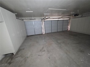 321 S Bent Creek Dr in Las Vegas, NV - Building Photo - Building Photo