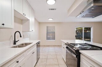 719 Heatherwood Dr in Grapevine, TX - Foto de edificio - Building Photo