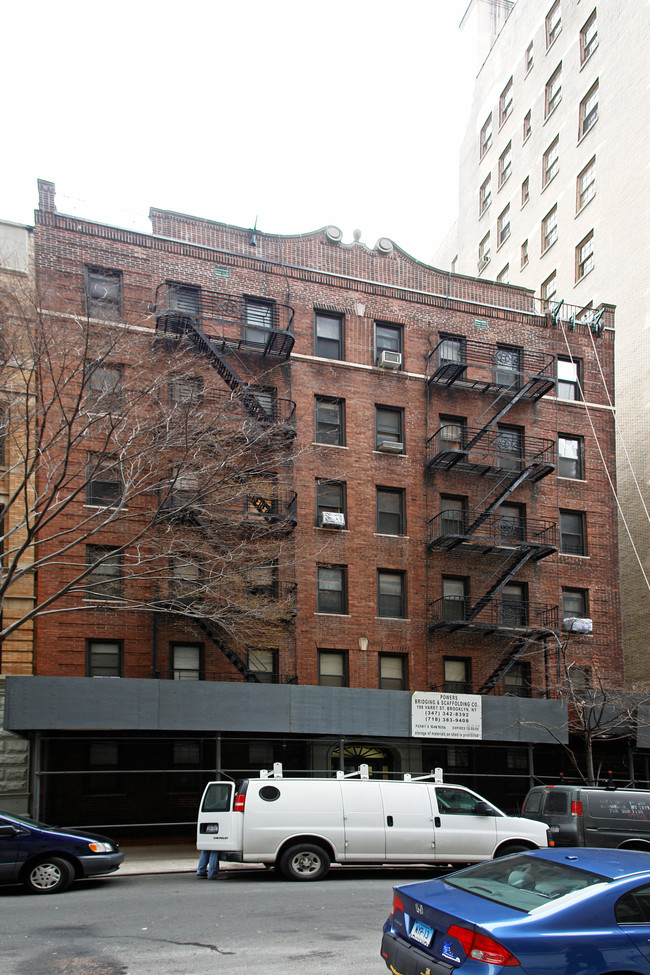 9 W 64th St in New York, NY - Foto de edificio - Building Photo