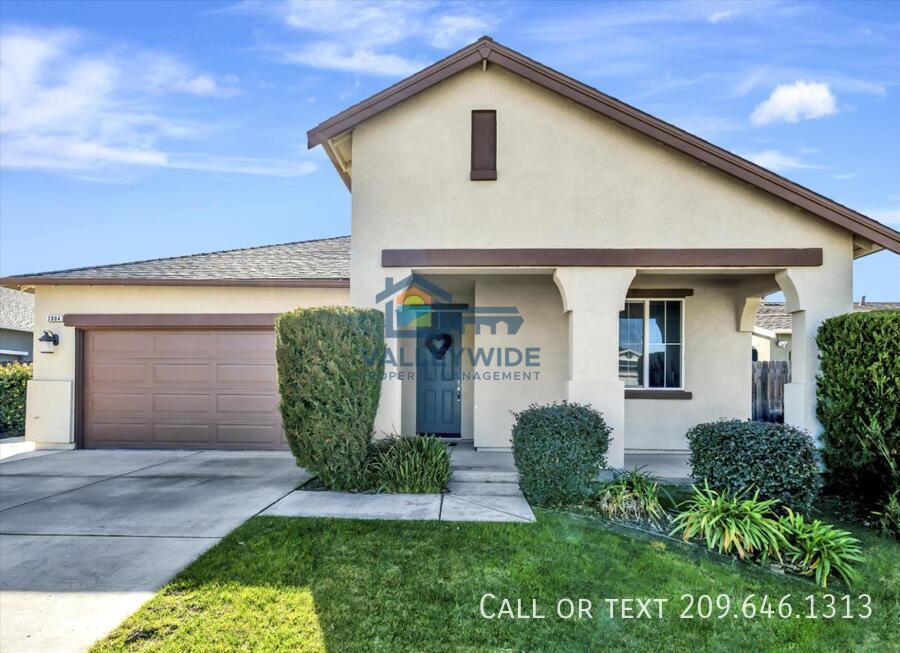 2004 Grappa St in Manteca, CA - Foto de edificio