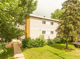 9630 82nd Ave NW in Edmonton, AB - Building Photo