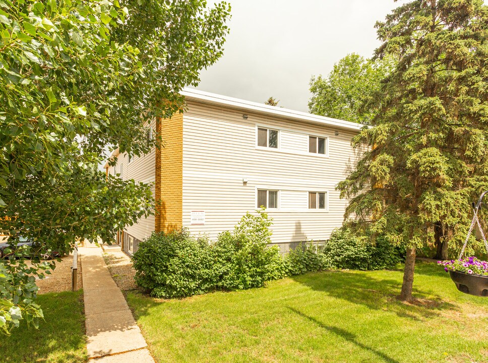 9630 82nd Ave NW in Edmonton, AB - Building Photo