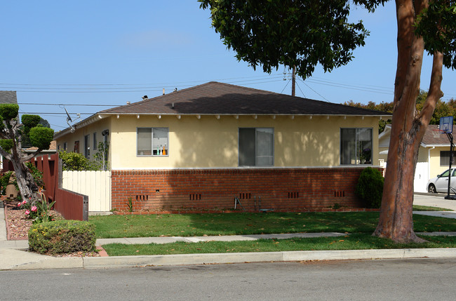 300-302 Homer Ave in Ventura, CA - Foto de edificio - Building Photo