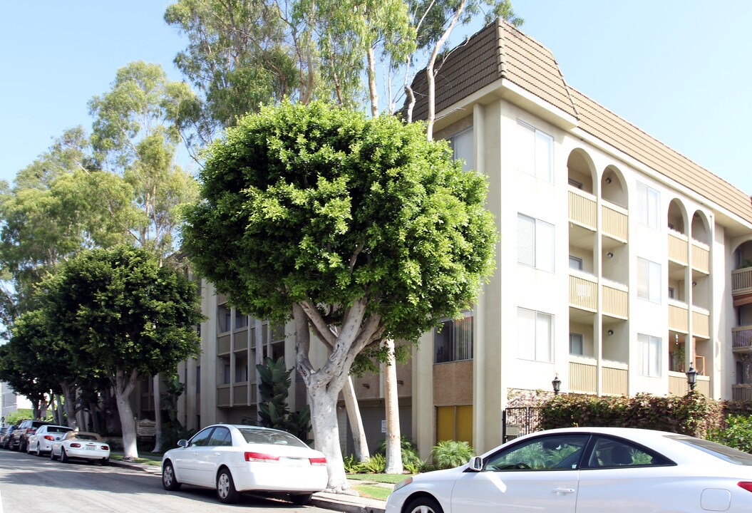 Pallas Athena Apartments in Long Beach, CA - Building Photo